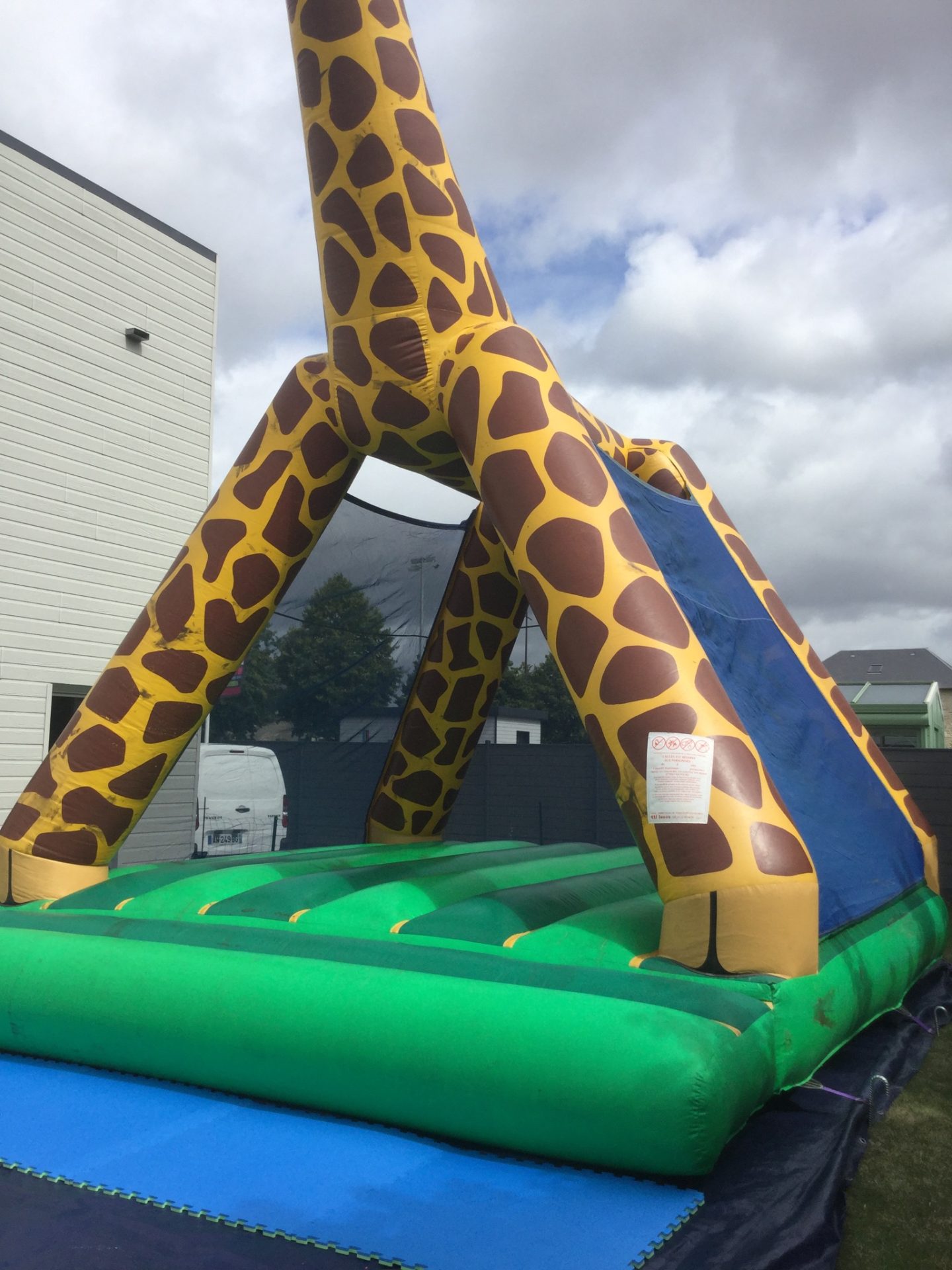 La girafe chateau gonflable